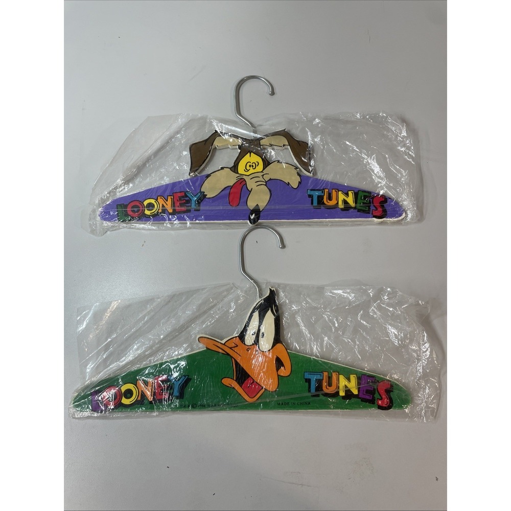 Vintage 1994 Warner Bros.Looney Tunes Daffy Duck & Wile E. Wooden Hanger 12" NEW